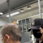 <b>공항</b>에 사람 붐벼서 할아버지 잡아줌