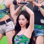 옷을 좀 예쁜거 입혀주지