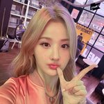 이 사람 <b>설윤</b> 닮지 않음?