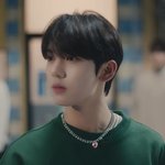 [ZB1] 목걸이 치우랬더니