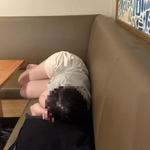 스타벅스서 맨<b>발</b>로 드러누운 20대女…직원이 양해구하자 “미친<b>X</b> 죽인다”...