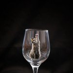 와인잔 위에 <b>섬세</b>하게 그려진 동물들