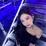 시선 꽂히는 <b>비비드</b>한 미모