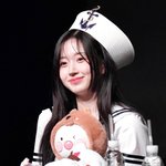 팬들 향한 <b>미소</b>좀 봐