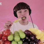 [모두드루와] 탕후루 <b>ASMR</b> 먹방 하는 중년의 아이돌