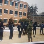 [방탈죄송] 민간인에게 총을 들게 합니다.. 도와주세요