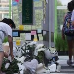 밤까지 이어진 추모 행렬…"학교 둘러보니 <b>참담</b>하고 더 비통"