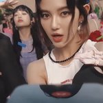 [드루와] 뉴진스 <b>뮤비</b>에는 왜 항상 외국인들밖에 안나옴?