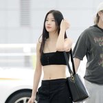 가슴 없는 여<b>돌들</b>은 공항에서