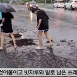 물 많이 뺐다" 슬리퍼 신고 침수지역 <b>배수구</b> 뚫고 다닌 여중생들