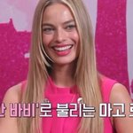 핑크 슈트, 드레스 입고 <b>마고</b> 로비 직접 인터뷰한 가수들