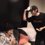 [<b>TXT</b>] 애기 착해서 손으로 못 때리고 종이로ㅋㅋㅋ