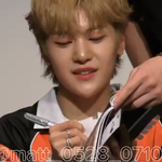 팬싸에서 그림인지 낙서인지 한가득 그려주는 아이돌