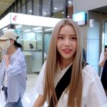 새삼스럽게 아이돌 얼굴 실감함; <b>솔라</b>