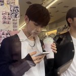 [ZB1] 폰 들고 있는 장<b>하오</b>