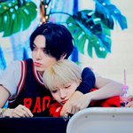 <b>시영</b>이 고양이처럼 안겨있는중