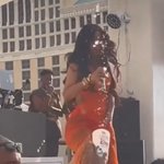 카디비 공연중 마이크 <b>던짐</b>