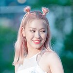 헤어컨셉은 <b>핫핑크</b>