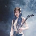 윈터 기타치는거 쇼츠 댓글 보니깐 핸드<b>싱크</b>라는데
