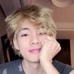 <b>네일</b> 자랑하러 왔다가 얼굴 자랑만 하고 간 금발+민소매 방탄소년단...