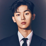 작품에서 드디어 교복 벗은 배우 대신 군복 입은.....