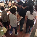 연예인이 사람들 <b>사이</b>에 들어갔는데 관심없음ㅋ