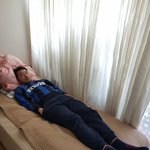 추석에 <b>저자세</b>로 자는 삼촌 꼭잇음