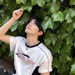 <b>이</b> 사람 <b>잘</b>생기지 않음?