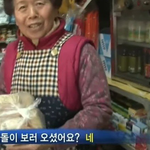 강아지 귀 막는 할머니