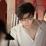 박성훈 <b>셔츠</b> 여며라…