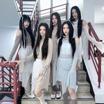 <b>왼쪽</b>에서 두번째 여자랑