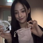 [댓글부탁해] <b>민지</b> 이거 파우치 <b>샤넬</b> 거겠지