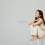 신발벗고 의자에 다리올리고 있는거 에바임?