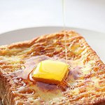 바삭한 식빵 위 <b>버터</b> 한 조각