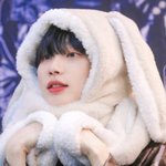 [댓글부탁해] 옷에 이상한 흰색 <b>액체</b> 묻어있는데?