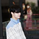 공항 패션으로 엄청난 바지 입은 남돌