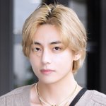 <b>뷔</b> 금발에 눈빛이 약간