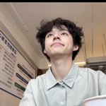 [댓글부탁해] 이 사람 뷔 닮았지않음??