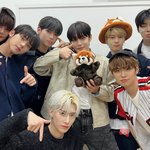 [ZB1] <b>래서</b>판다 인형들고 찍은것봐