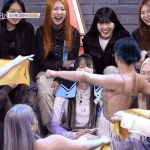 아니 <b>윤지</b> 뻘줌해하는표정 ㅈㄴ 웃기네