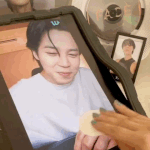 지민이 <b>손등</b>에 상처 쓰담해주는 팬