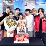 슴 지하실에 <b>보컬춤</b> 다 되는 연습생이