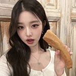 [댓글부탁해] 장원영이 들고 있는 거 뭐야?