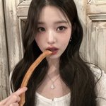 장원영과 <b>츄러스</b>