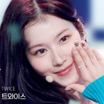 근데 <b>사나</b>는 얼굴만 보면 약간