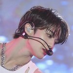 흰 민소매가 말도 안되게 잘 어울리는 남돌