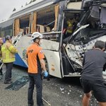 수학여행단 버스-<b>화물차</b> 추돌 사고.버스기사 중상.교사와 학생등 21명...