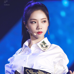 우주소녀 여름 카리나 닮지 않았음?