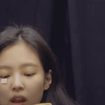 제니 눈썹 <b>세모</b>되는거 봐보삼