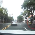 할머니' 빗속 오르막 낑낑…학생들 우르르 <b>수레</b> 밀고 우산 씌웠다